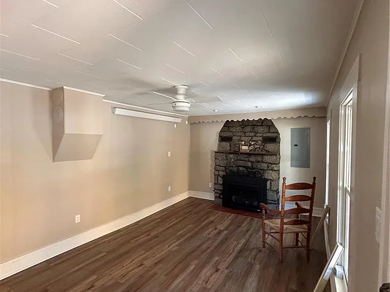 906 Main St — Photo 7
