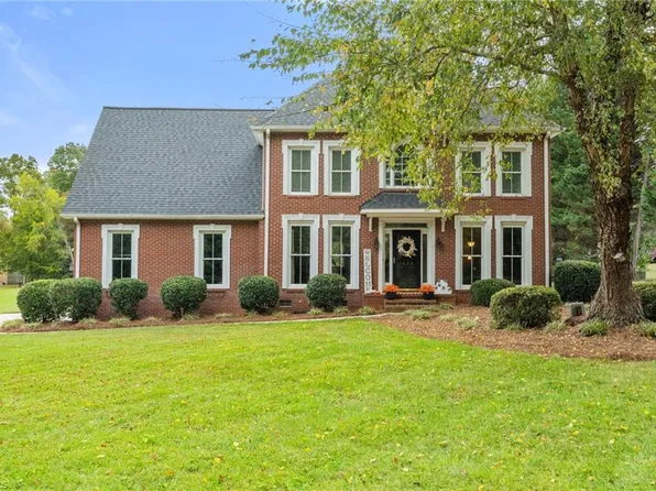 5400 Woodvine Dr, Mc Leansville, NC 27301
