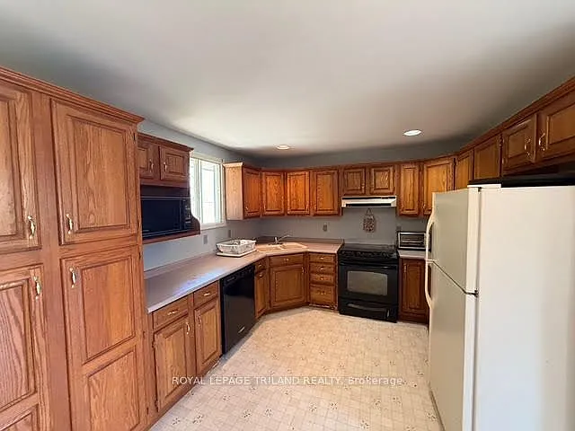 165 Railway Ave — Photo 6