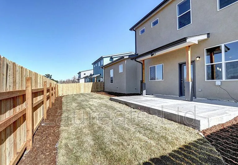 1433 S Kenton St — Photo 28