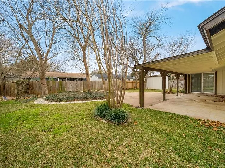 2515 Berkett Dr — Photo 24