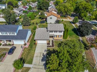 620 S Point Dr, Schaumburg, IL 60193