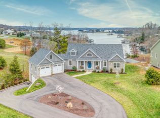 555 Compass Cove Cir, Moneta, VA 24121