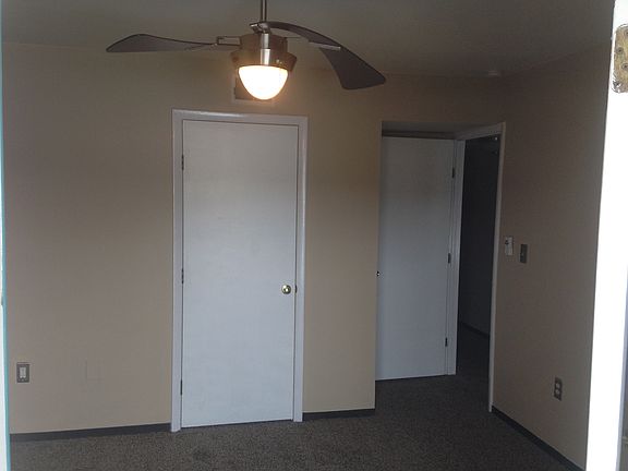 Bedroom 2 / walkin closet