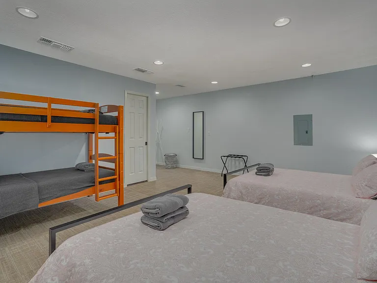 7809 Claremont Dr — Photo 25