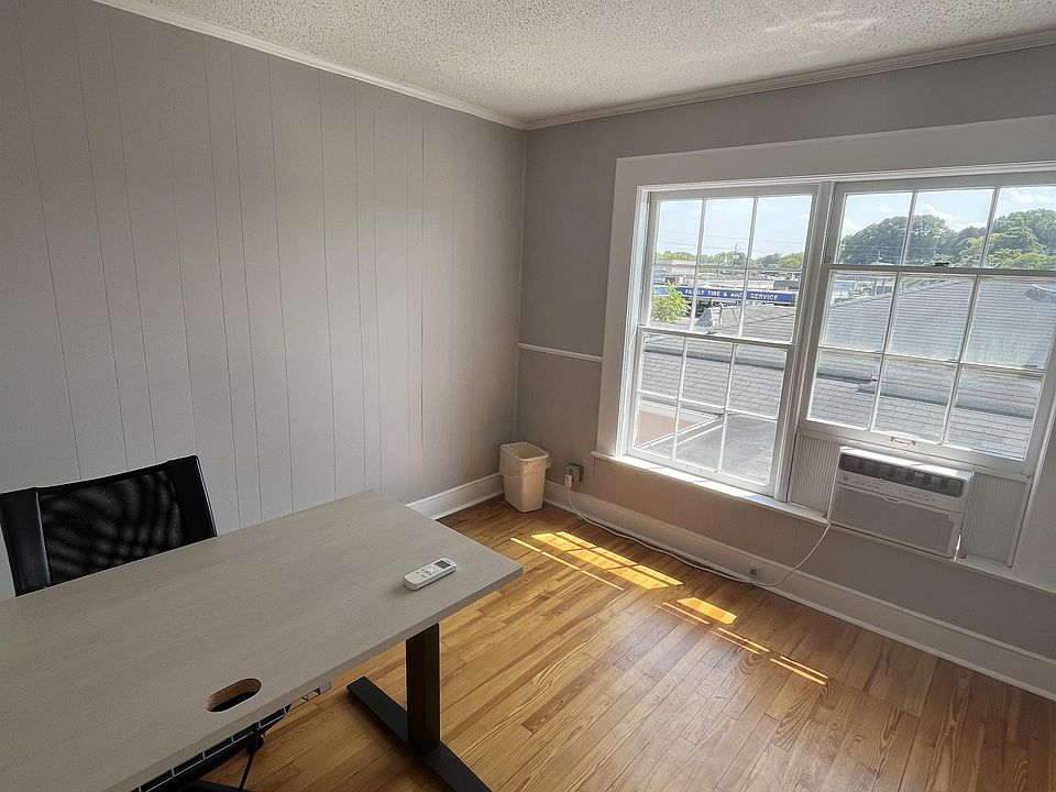 The second, private office, has a double window and it's own AC unit for an extra boost. Wifi.