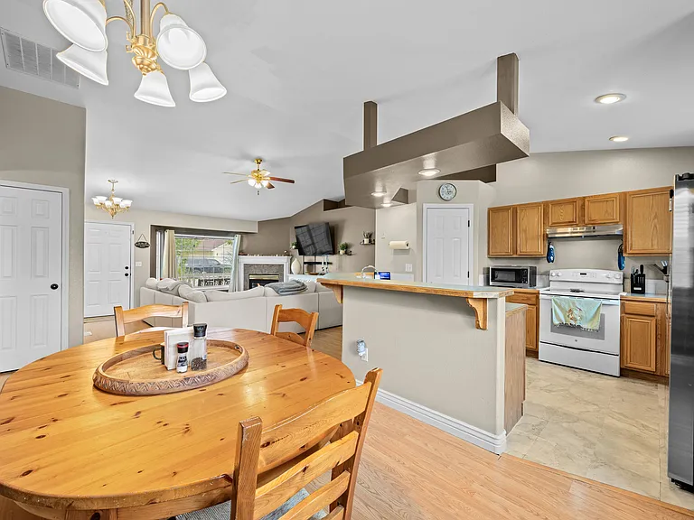 712 W White Fang St — Photo 6