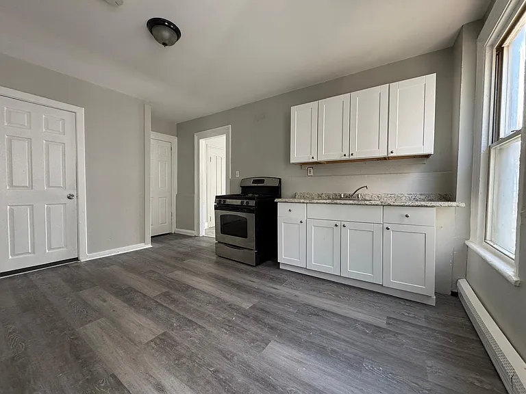 1092 E Main St #2R — Photo 4