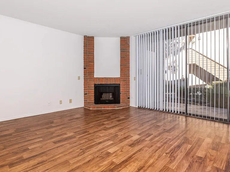 Huntington Lakes Apartments — Photo 10