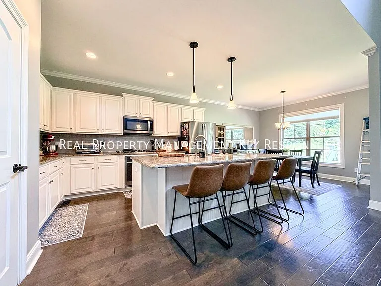 140 Houghland St — Photo 4