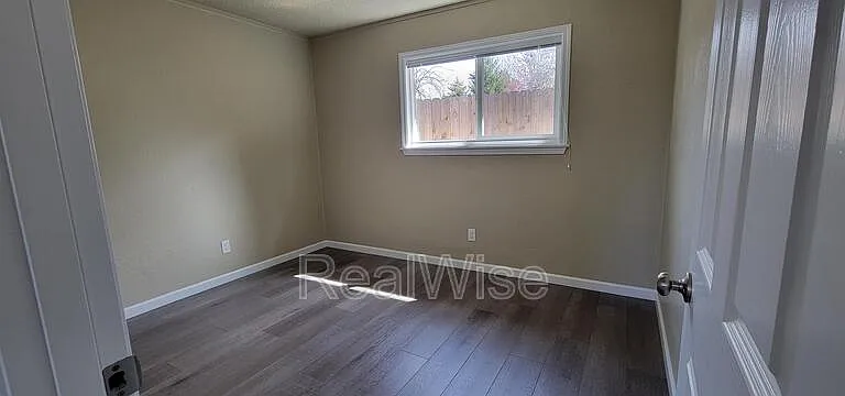 719 SW Bridge St — Photo 11