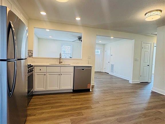 3rd image of 3760 Larkin St