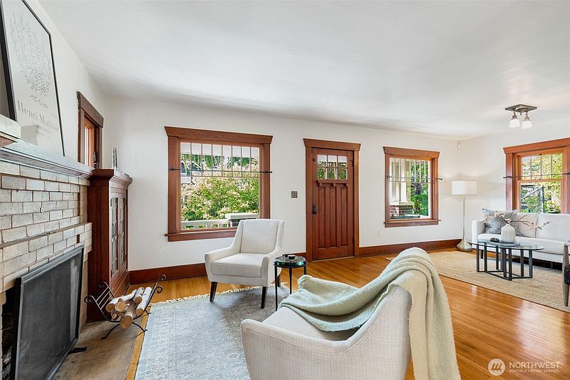 4th image of 3240 35th Avenue S