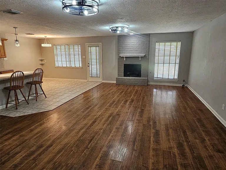 2701 Henderson Ln — Photo 4