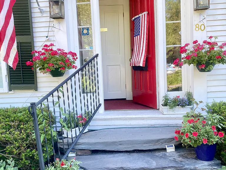 The entrance to the apt is thru the red door and up the stairs in the entry hallway