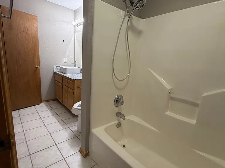 824-930 Railhead Dr — Photo 43