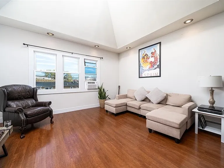 55 Bowers St #3 — Photo 2