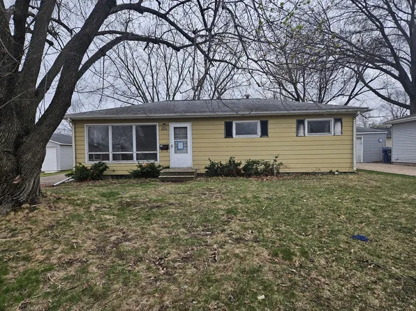 2624 Crestview Dr, Bettendorf, IA 52722