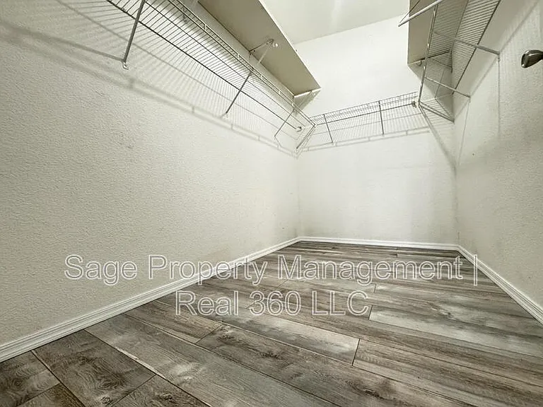 4879 N Monterey Dr — Photo 6