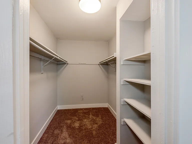Woodford Apartments — Photo 34