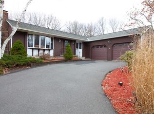 4 Ships Oak Ln, Farmington, CT 06032