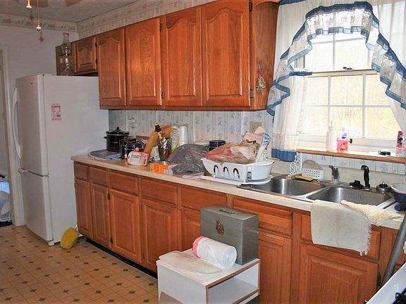 4th image of 991 W 21st St