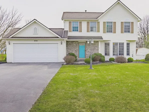 898 Meadow Ridge Ln, Webster, NY 14580