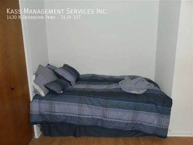 1430 N Dearborn Pkwy — Photo 15