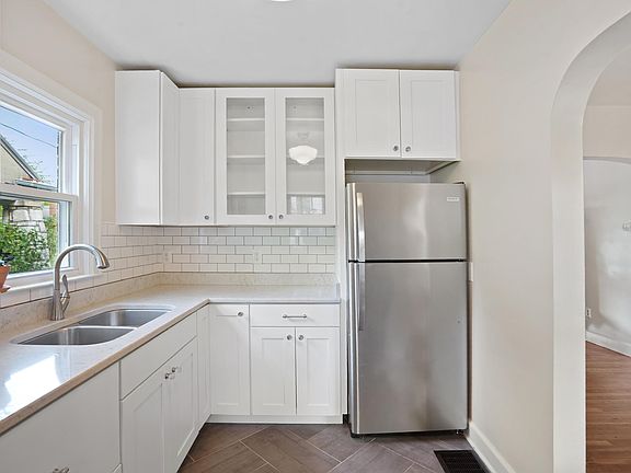 4th image of 142 Glenn Pl
