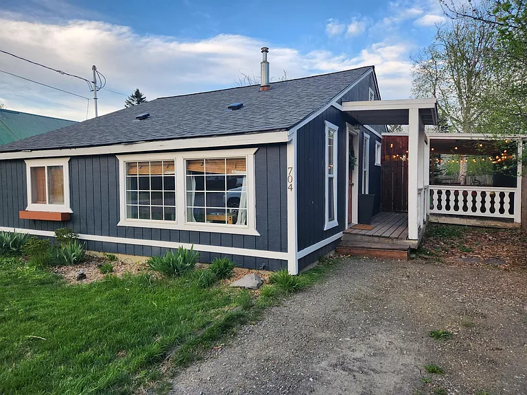 704 N Ella Ave — Photo 1