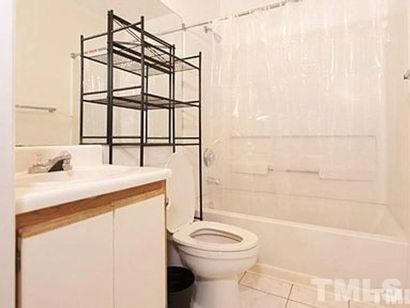 Room in 4 Bedroom Apartment at Collegiate Cir — Photo 2