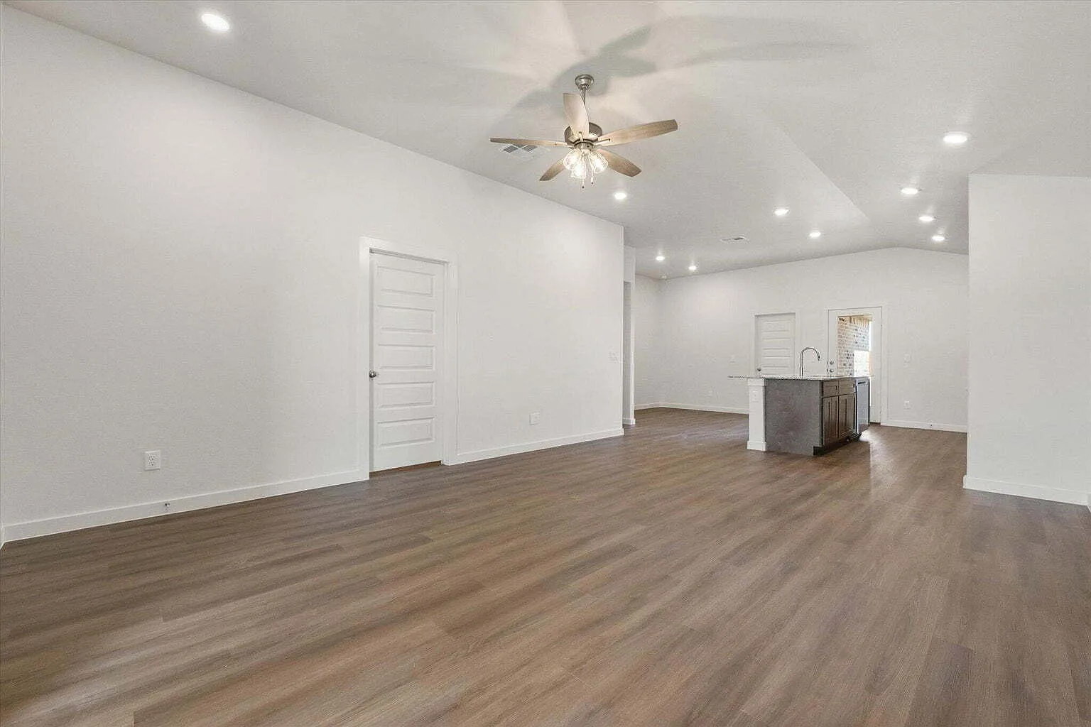 3 bed, 2.0 bath, 1450 sqft, $1,650 — Photo 4