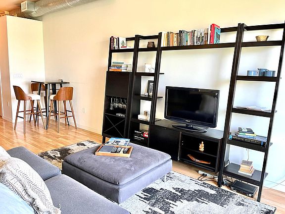 4th image of 889 Date St Unit 332