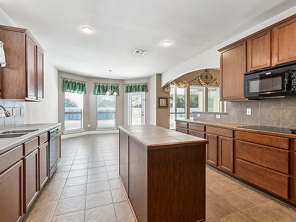 4th image of 22461 Balmoral Dr
