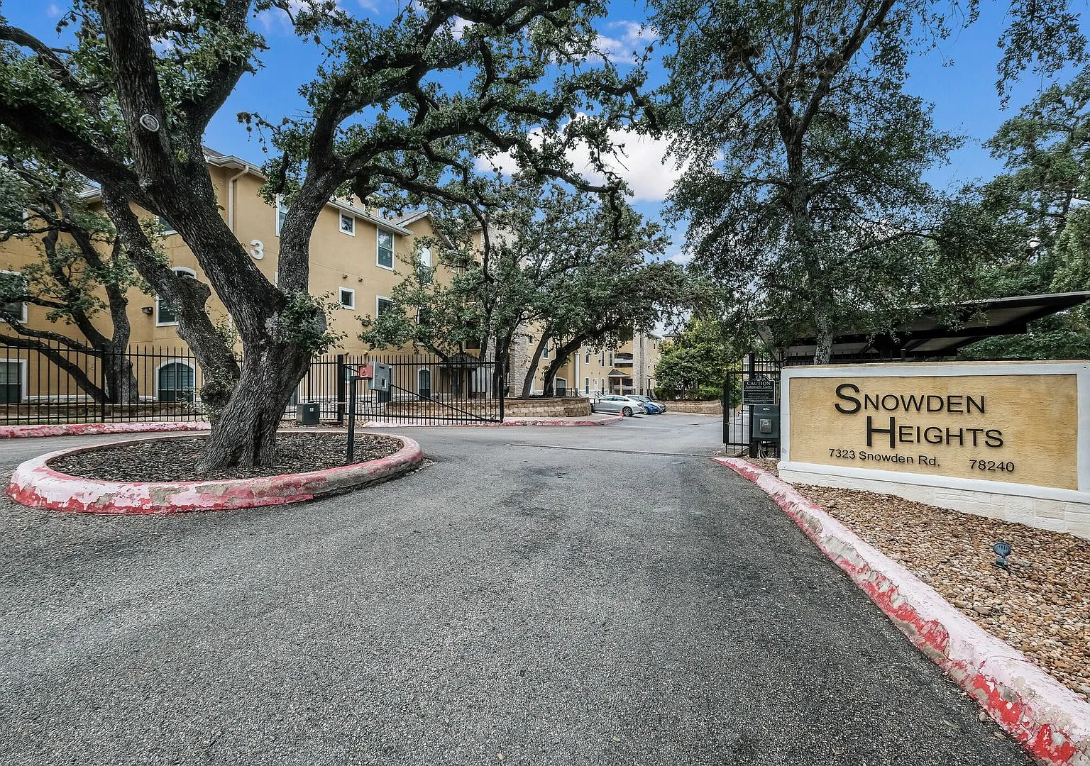 Spacious 2BR Condo Near Medical Center Refrigerator Included — Photo 1