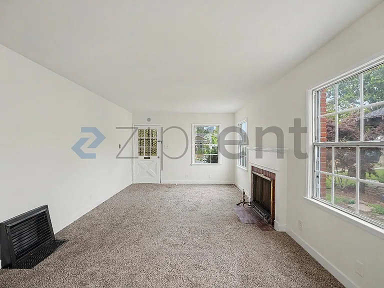 428 E 44th Cir — Photo 7