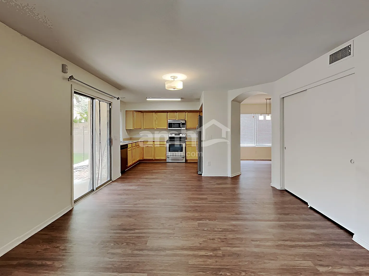 4 bed, 2.5 bath, 2232 sqft, $2,330 — Photo 4