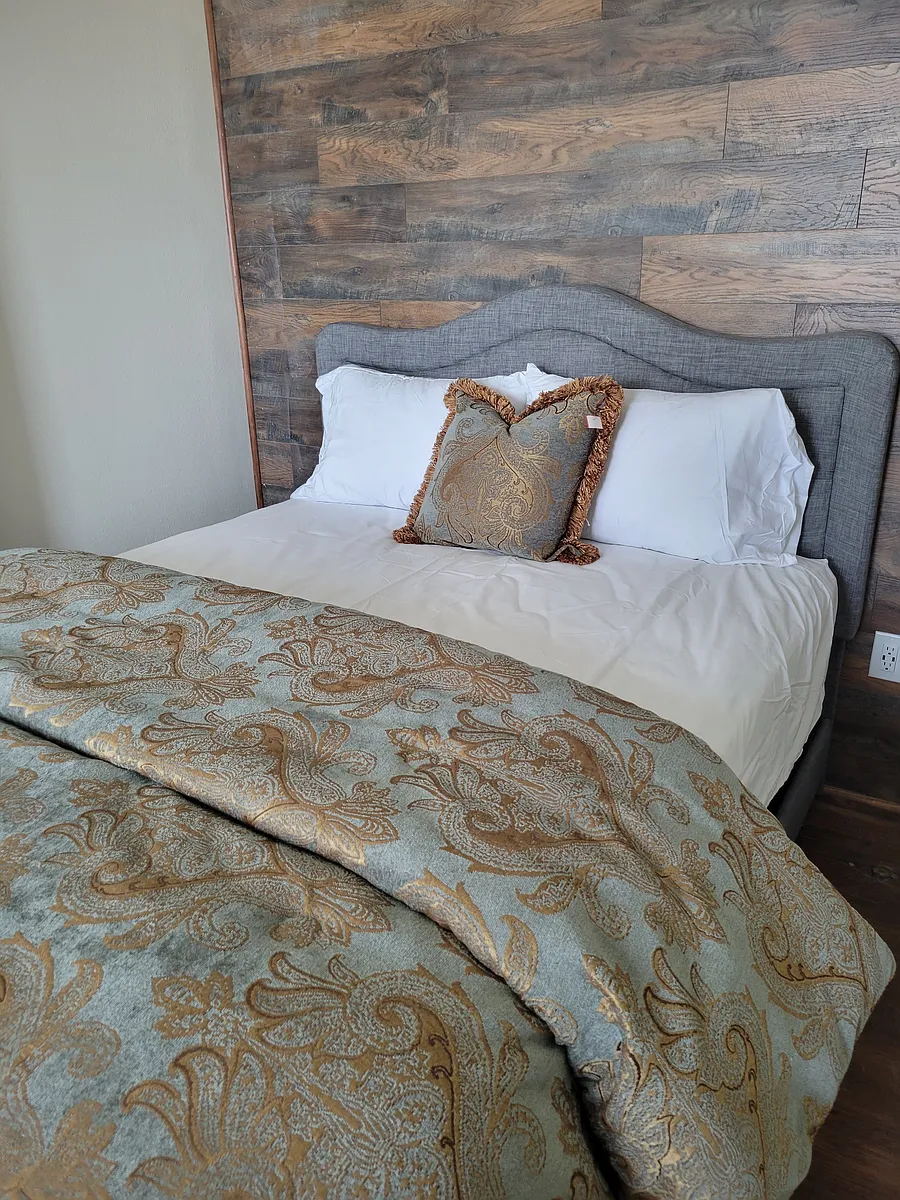 Bedroom with queen-size bed - 1011 W 6th St #8
