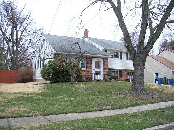 3rd image of 306 S Woodstock Dr
