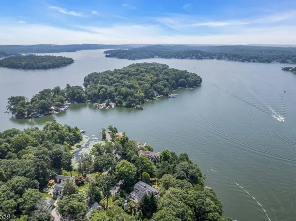 15 Point Ln, Jefferson Twp., NJ 07849