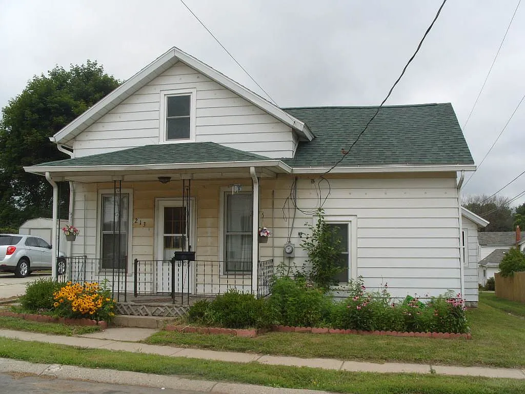 213 E North St photo 1