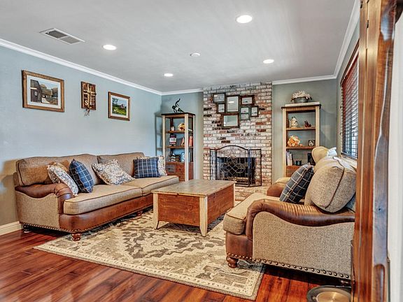 5th image of 385 Franklin Ct