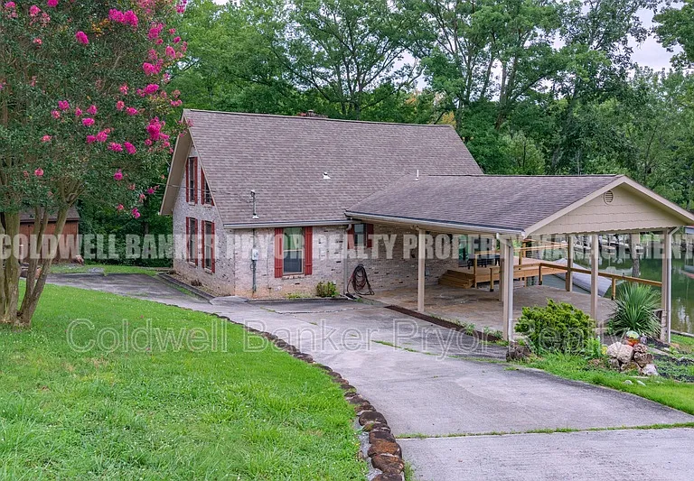 165 Lakeshore Ct — Photo 3