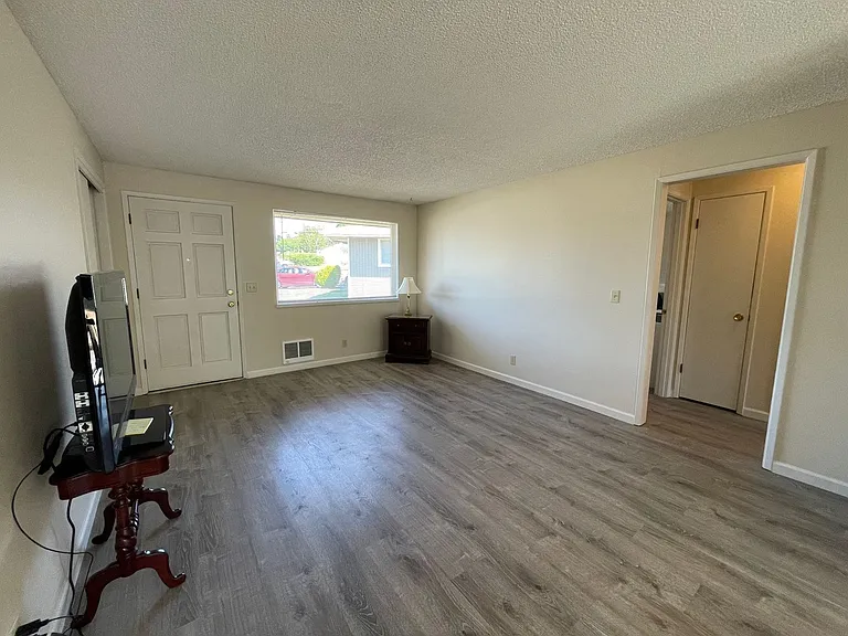219 NE Kettle St — Photo 3