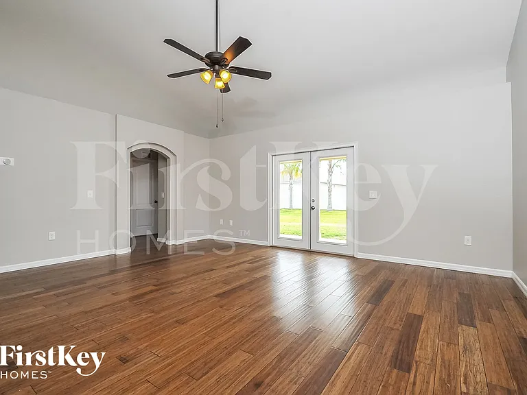 5203 Ashwood Dr — Photo 3