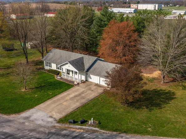 512 Wedgewood Dr, Hillsboro, IL 62049