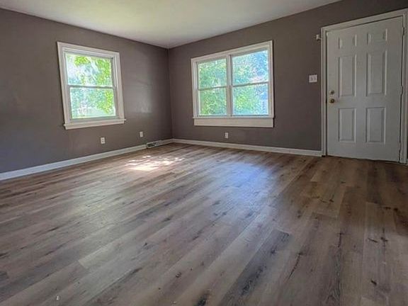 3rd image of 2216 E Lawrence Ave