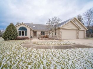 N75W29184 Winzer Rd, Hartland, WI 53029