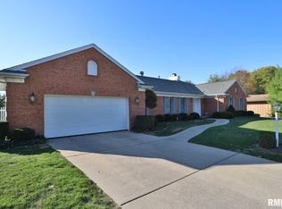 6911 N Hunters Trce, Peoria, IL 61614