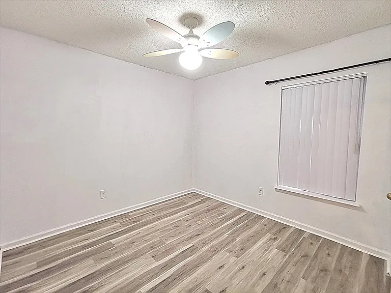 2107 Willesdon Dr E — Photo 19